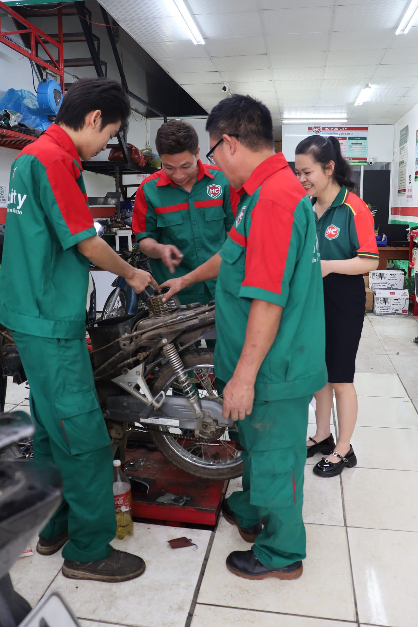 Đội ngũ kỹ thuật viên HC Mobility cùng nhau kiểm tra xe